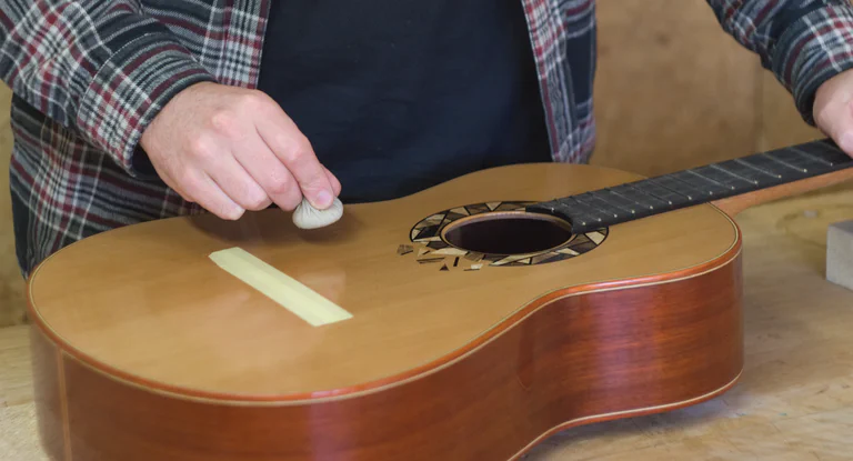 Application du vernis gomme-laque