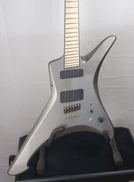 Guitare électrique type explorer - Photo #1