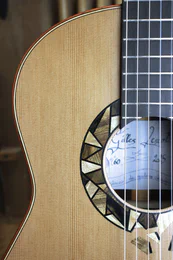 Guitare Classique n° 60 : padouk et cèdre - Preview