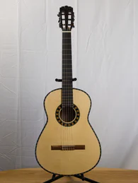 Guitare classique 46 : noyer et épicéa - Photo #0