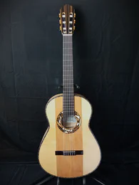 Guitare classique 52 : cèdre, épicéa et érable ondé - Photo #1
