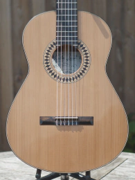 Classical guitar 53 : walnut and cedar - Preview