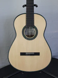 Guitare classique 56 : noyer et épicéa - Photo #1