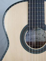 Classical guitar 56 : walnut and spruce - Preview