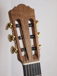 Guitare classique 57 : noyer et cèdre - Photo #5