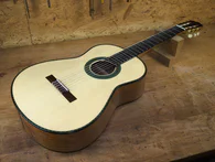 Classical guitar 59 : walnut and spruce - Photo #3