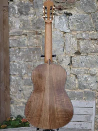 Guitare classique 53 : noyer et cèdre - Photo #0