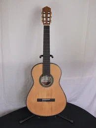 Guitare classique 57 : noyer et cèdre - Photo #0