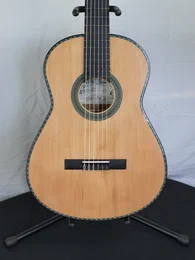 Guitare classique 57 : noyer et cèdre - Photo #1